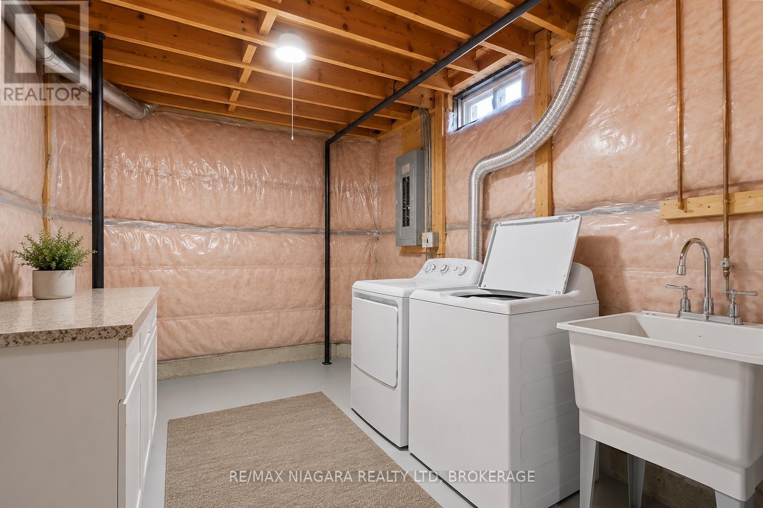 17 Jackson Court W, Welland (N. Welland), ON - Indoor Photo Showing Laundry Room
