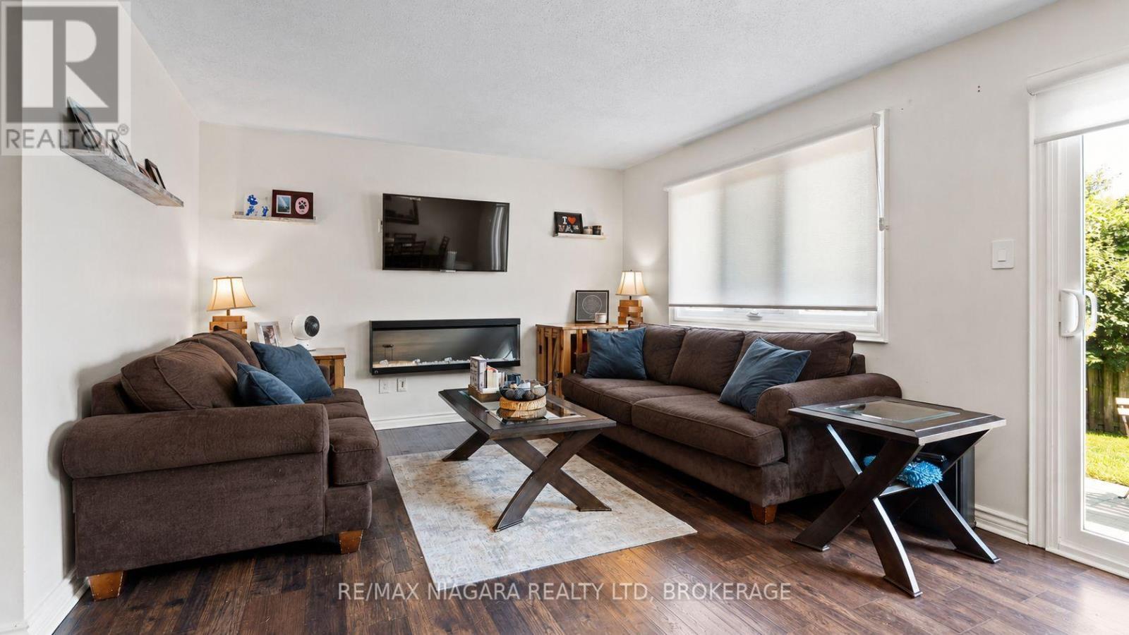 17 Jackson Court W, Welland (N. Welland), ON - Indoor Photo Showing Living Room With Fireplace