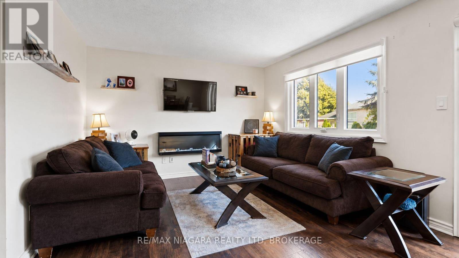 17 Jackson Court W, Welland (N. Welland), ON - Indoor Photo Showing Living Room With Fireplace