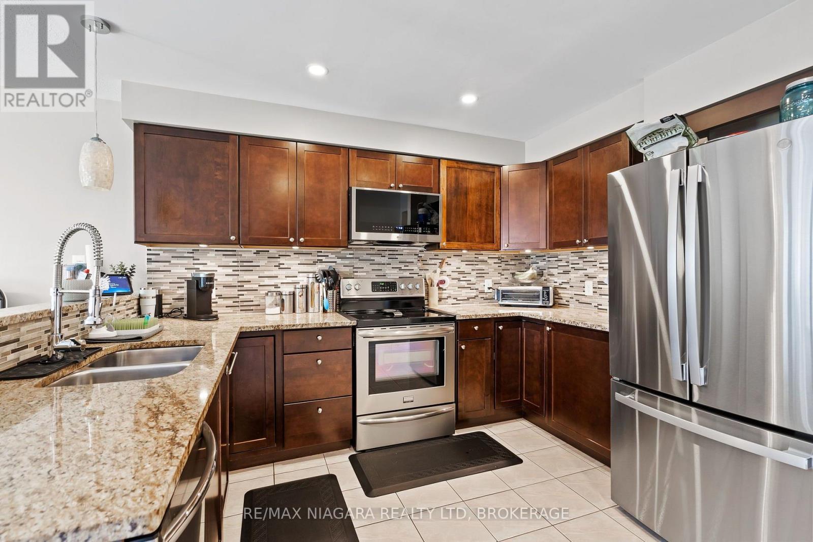 17 Jackson Court W, Welland (N. Welland), ON - Indoor Photo Showing Kitchen With Double Sink With Upgraded Kitchen