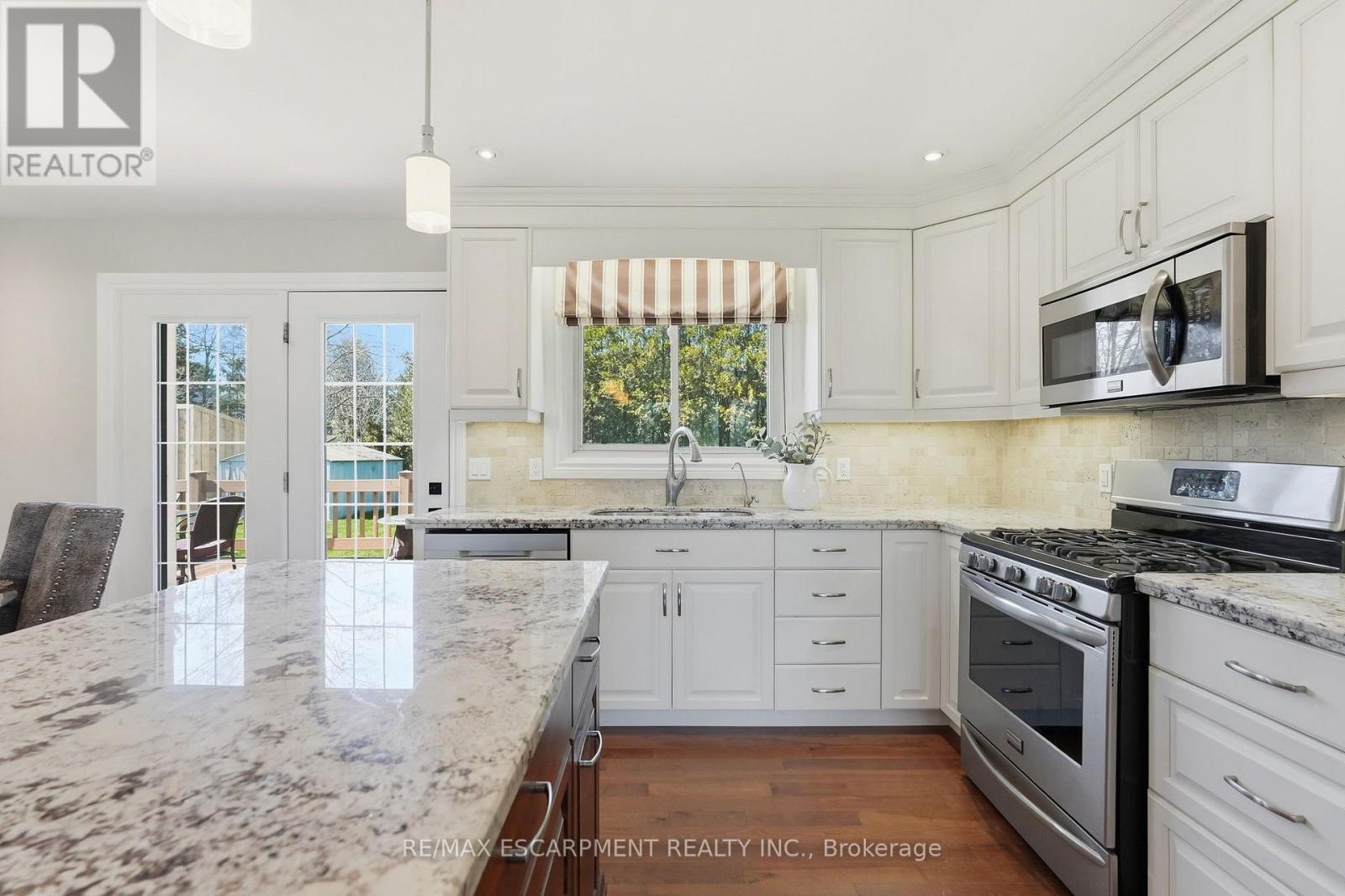 133 New Lakeshore Road, Norfolk, ON - Indoor Photo Showing Kitchen With Upgraded Kitchen