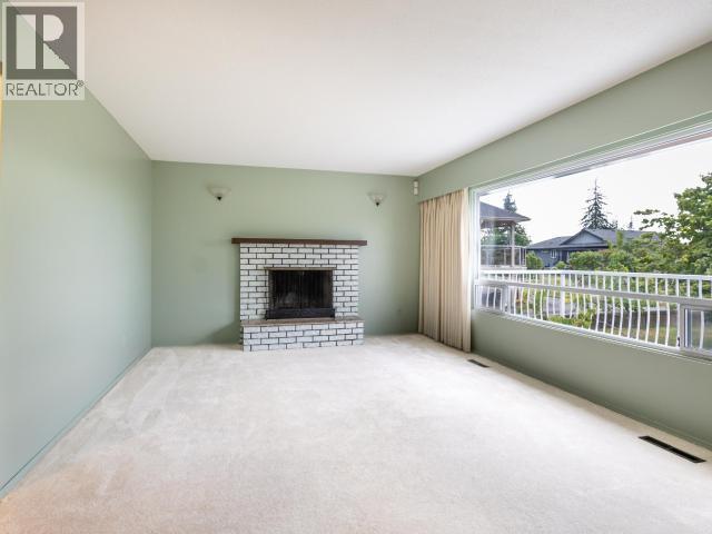 3571 Mackenzie Ave, Powell River, BC - Indoor Photo Showing Living Room With Fireplace