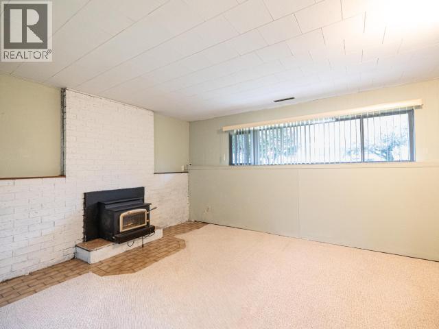 3571 Mackenzie Ave, Powell River, BC - Indoor With Fireplace
