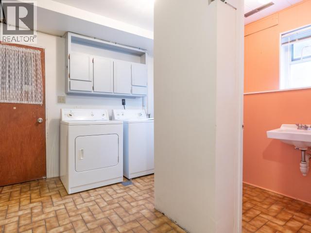 3571 Mackenzie Ave, Powell River, BC - Indoor Photo Showing Laundry Room