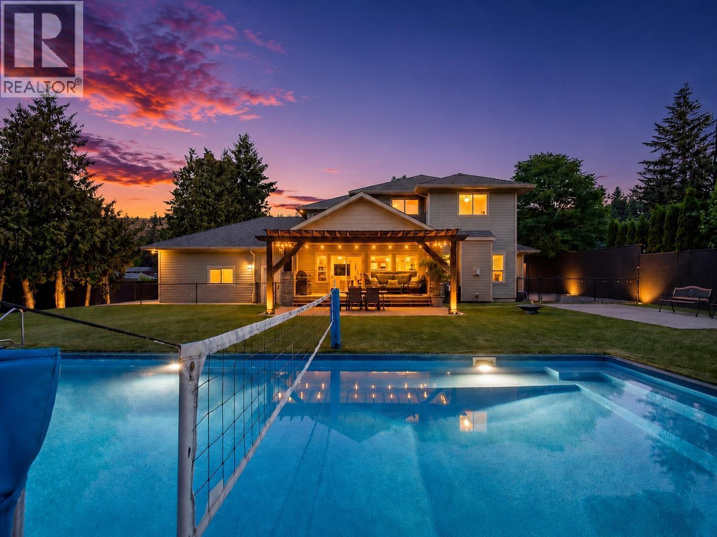 4588 Raymer Road, Kelowna, BC - Outdoor With In Ground Pool With Backyard