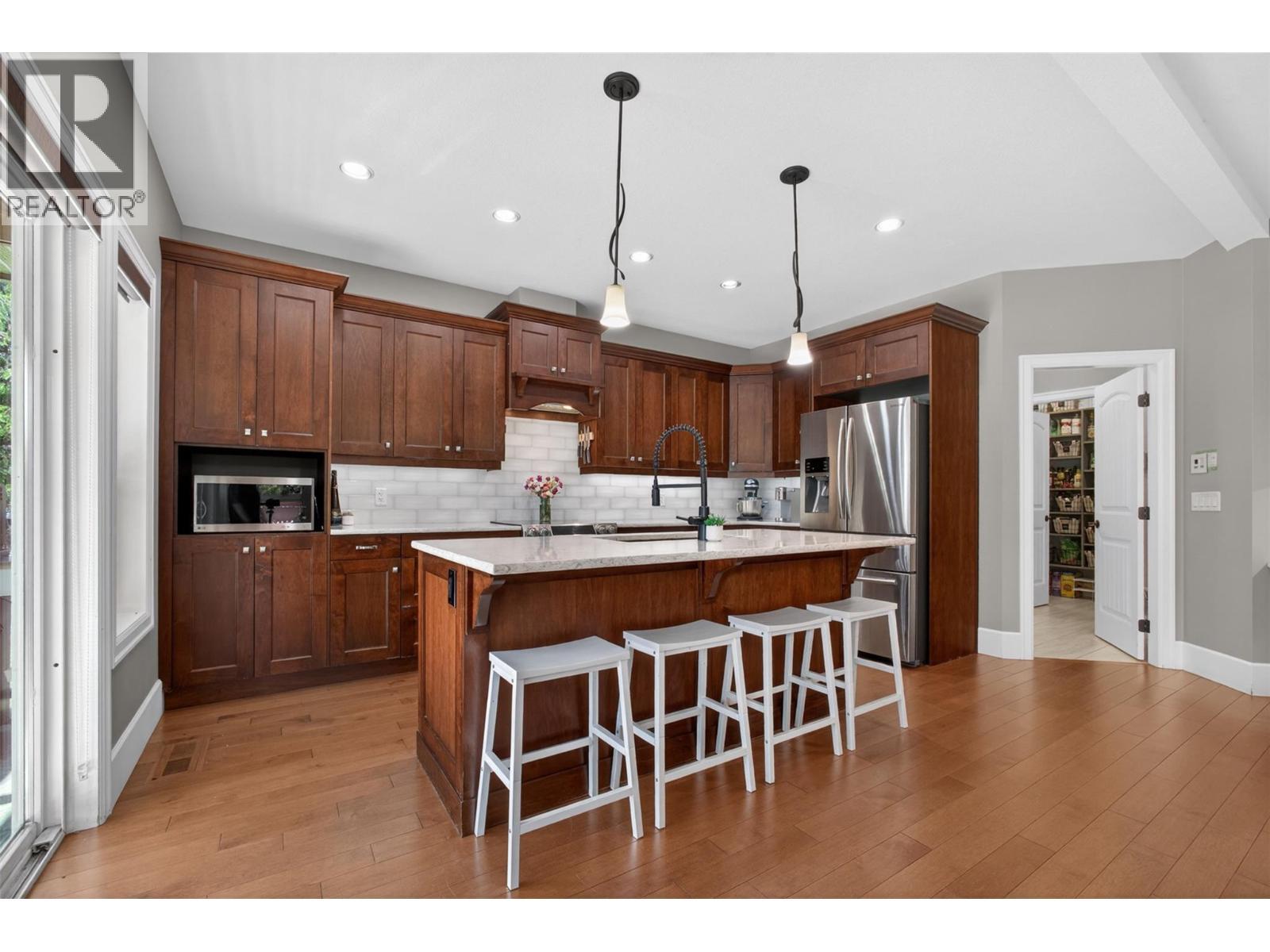 4588 Raymer Road, Kelowna, BC - Indoor Photo Showing Kitchen With Upgraded Kitchen