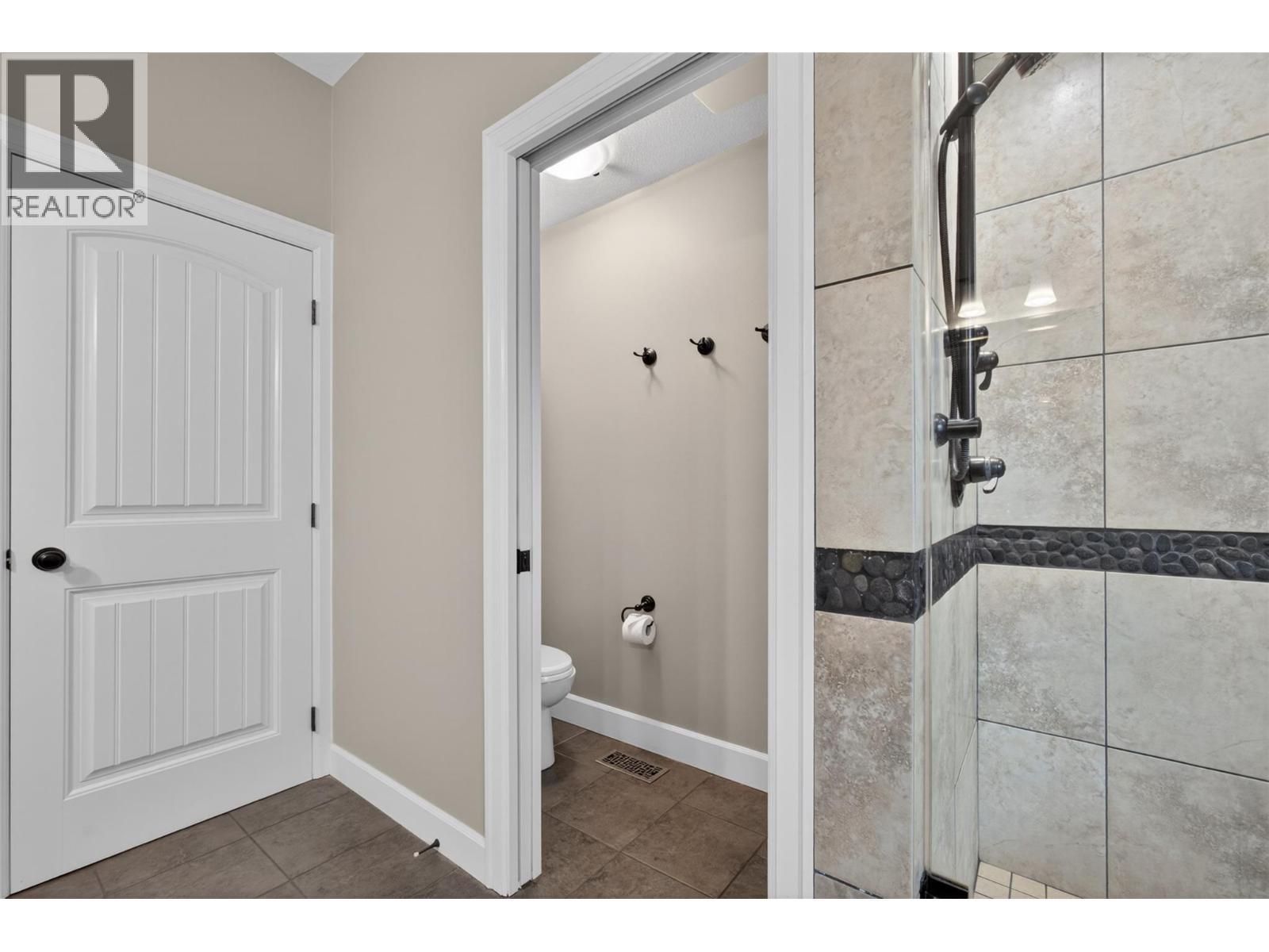 4588 Raymer Road, Kelowna, BC - Indoor