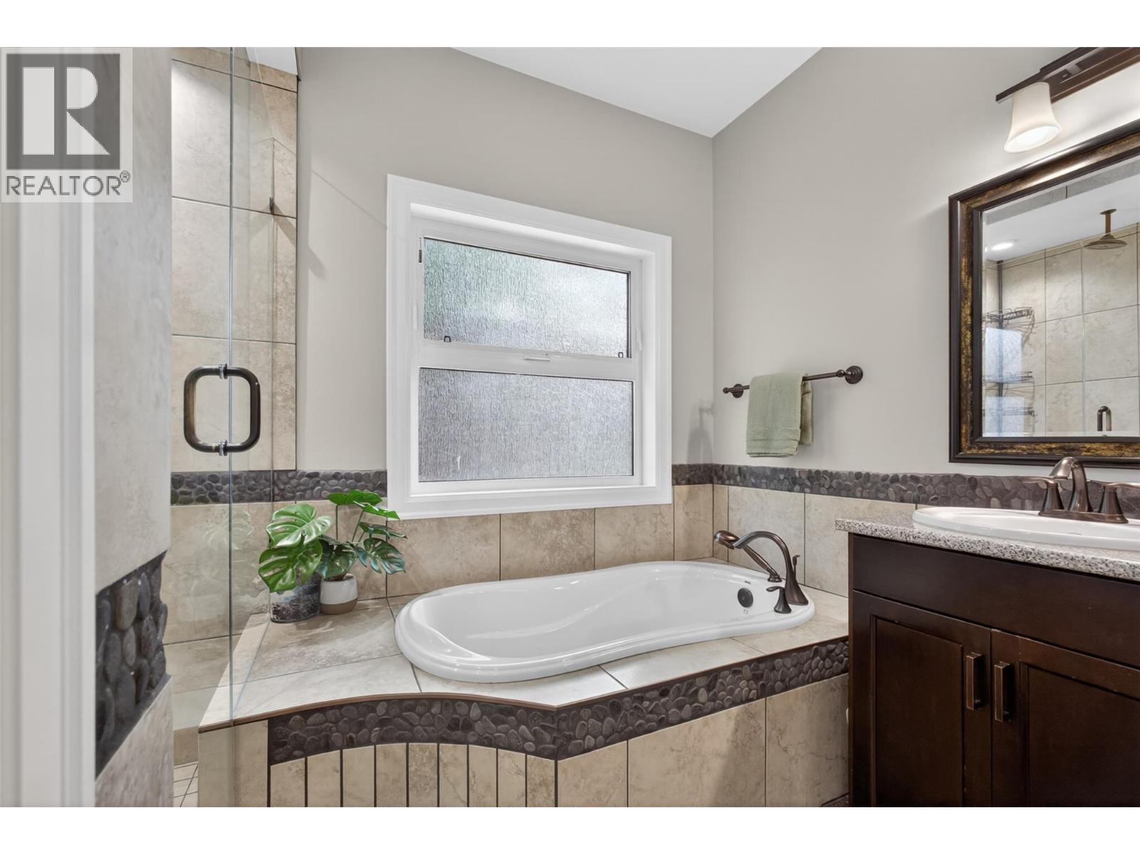 4588 Raymer Road, Kelowna, BC - Indoor Photo Showing Bathroom