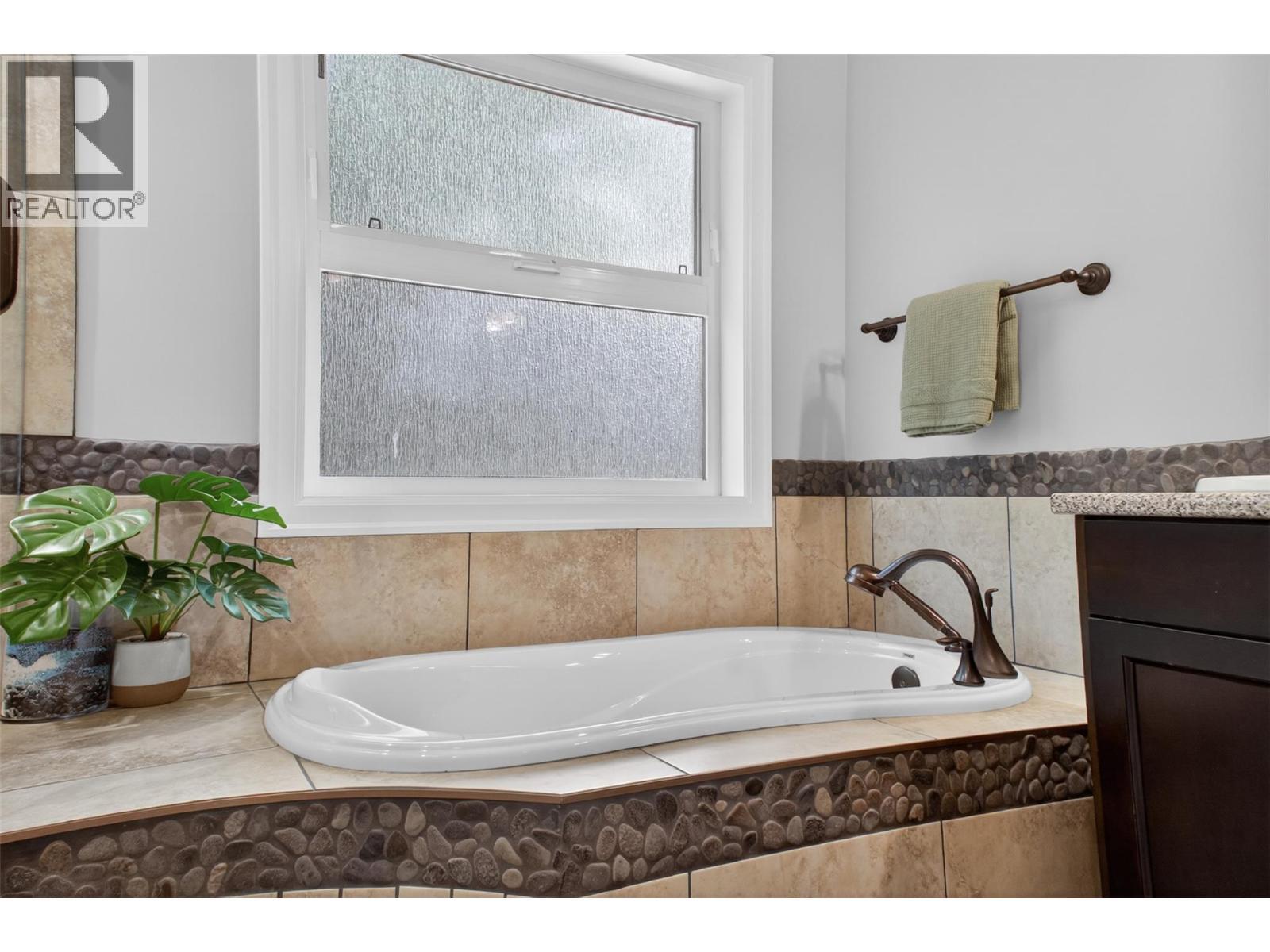 4588 Raymer Road, Kelowna, BC - Indoor Photo Showing Bathroom
