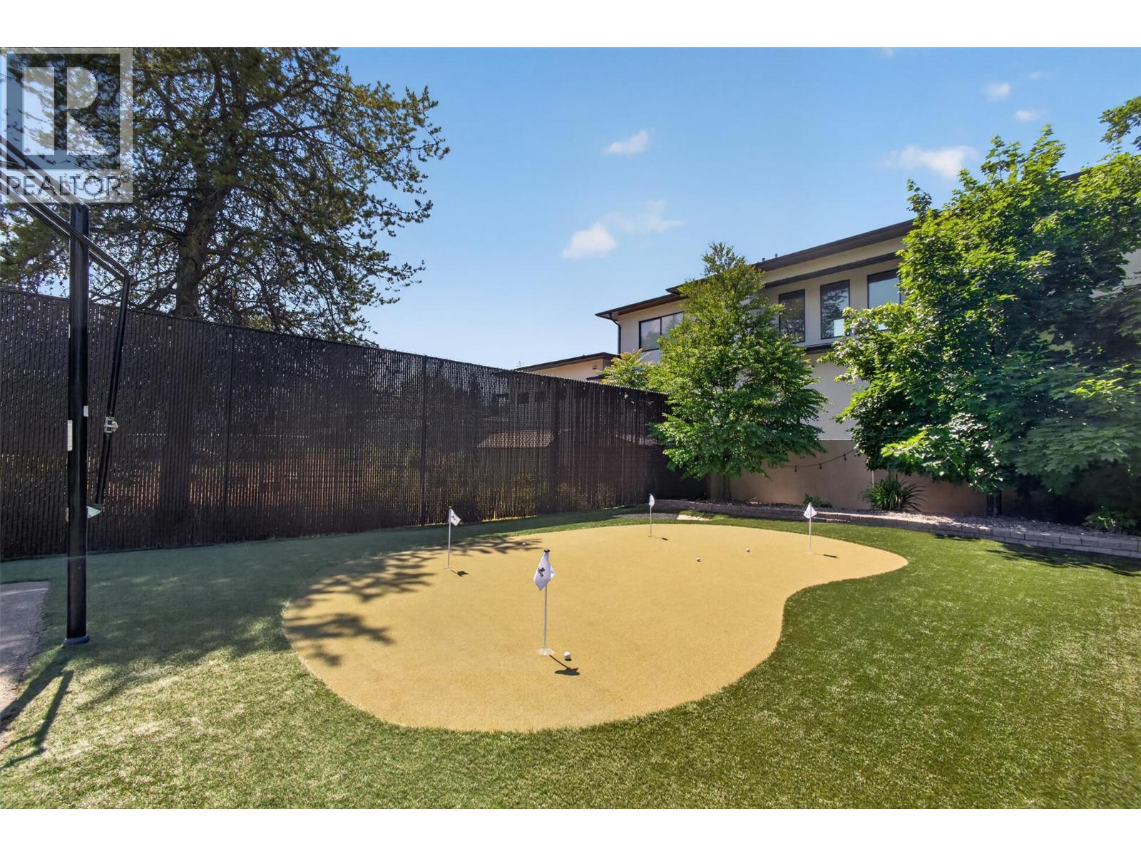 4588 Raymer Road, Kelowna, BC - Outdoor