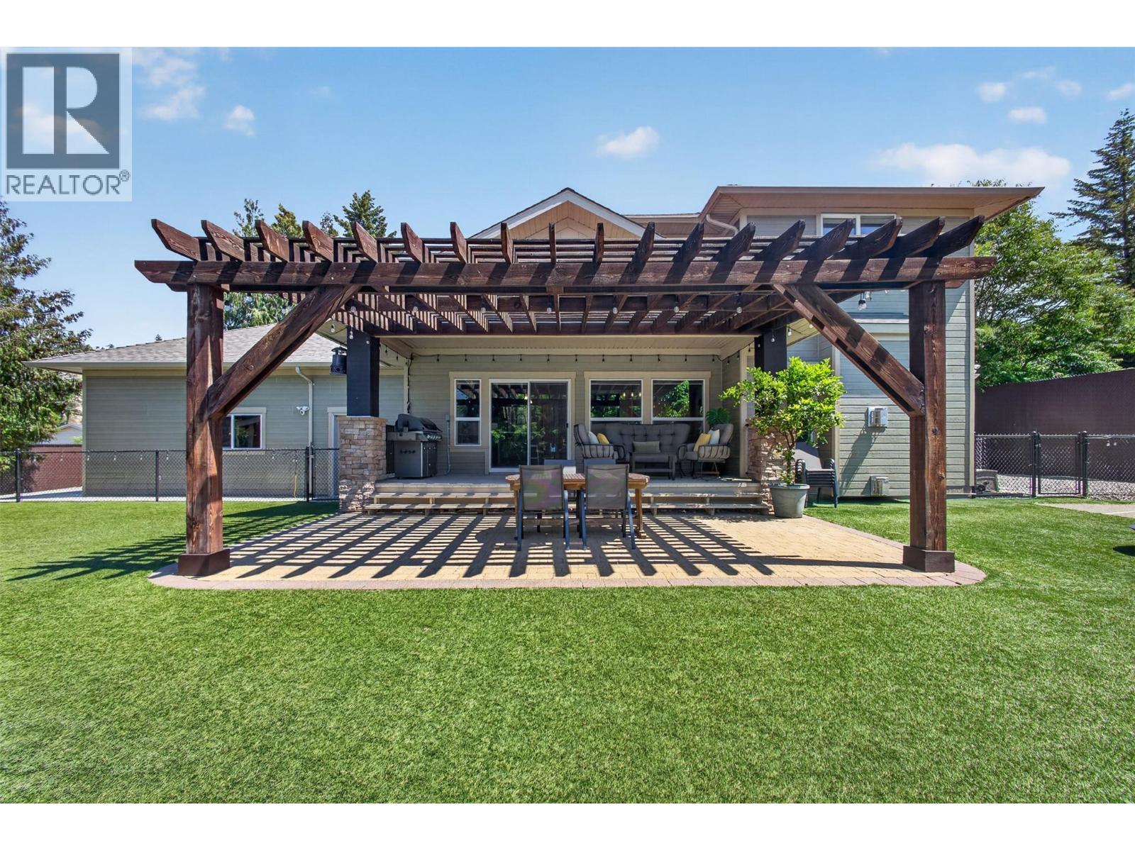 4588 Raymer Road, Kelowna, BC - Outdoor