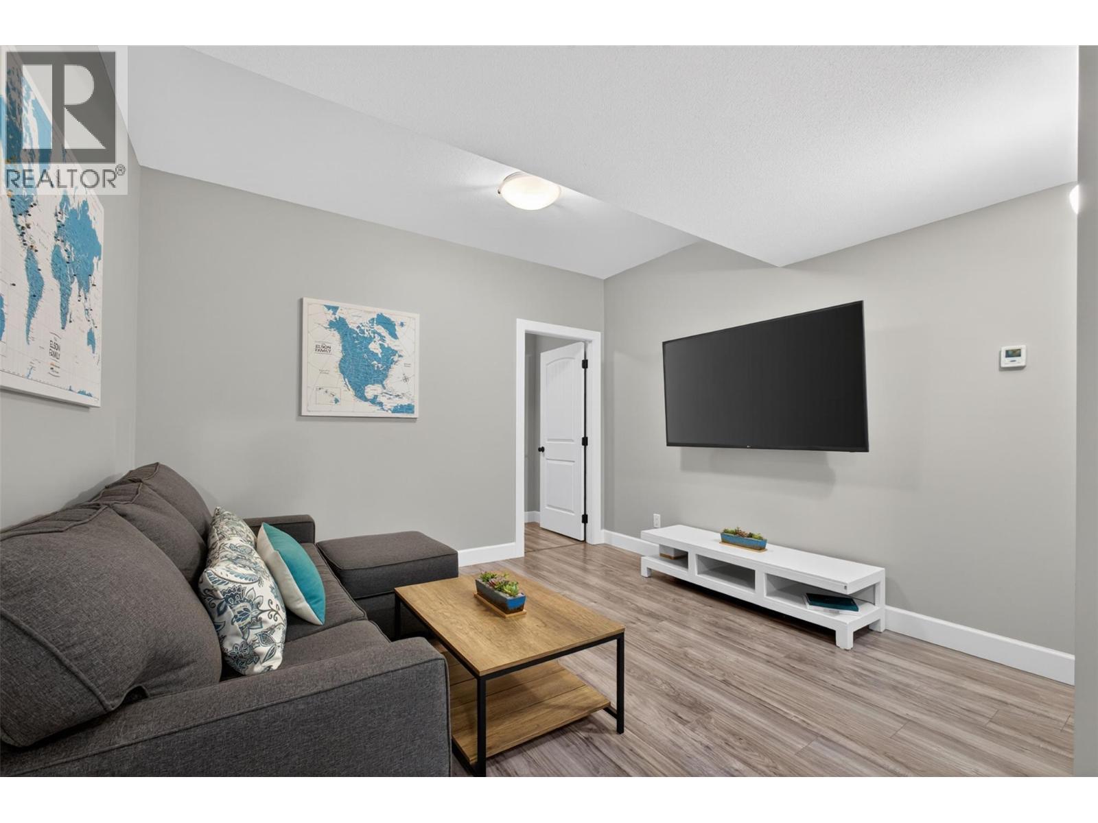 4588 Raymer Road, Kelowna, BC - Indoor Photo Showing Living Room
