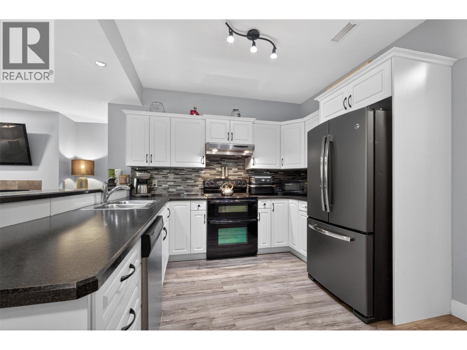 suite - 4588 Raymer Road, Kelowna, BC - Indoor Photo Showing Kitchen With Upgraded Kitchen