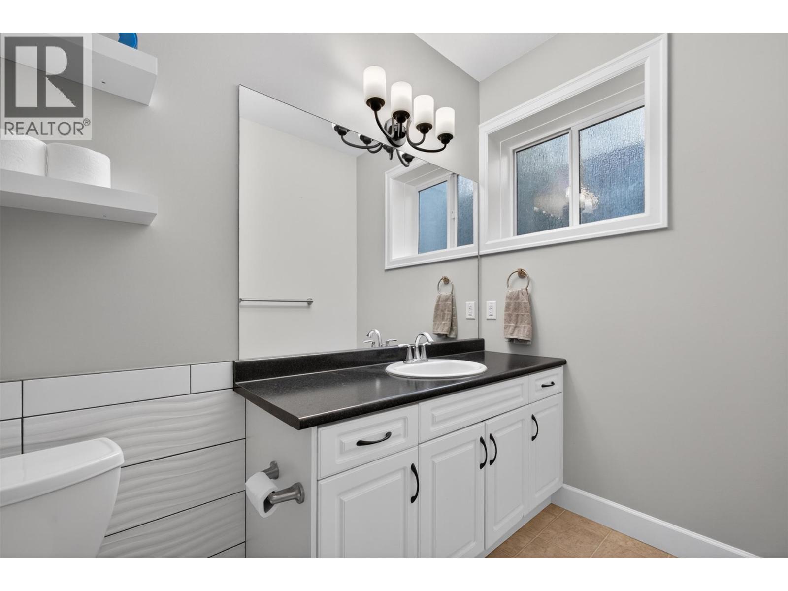 suite bathroom - 4588 Raymer Road, Kelowna, BC - Indoor Photo Showing Bathroom