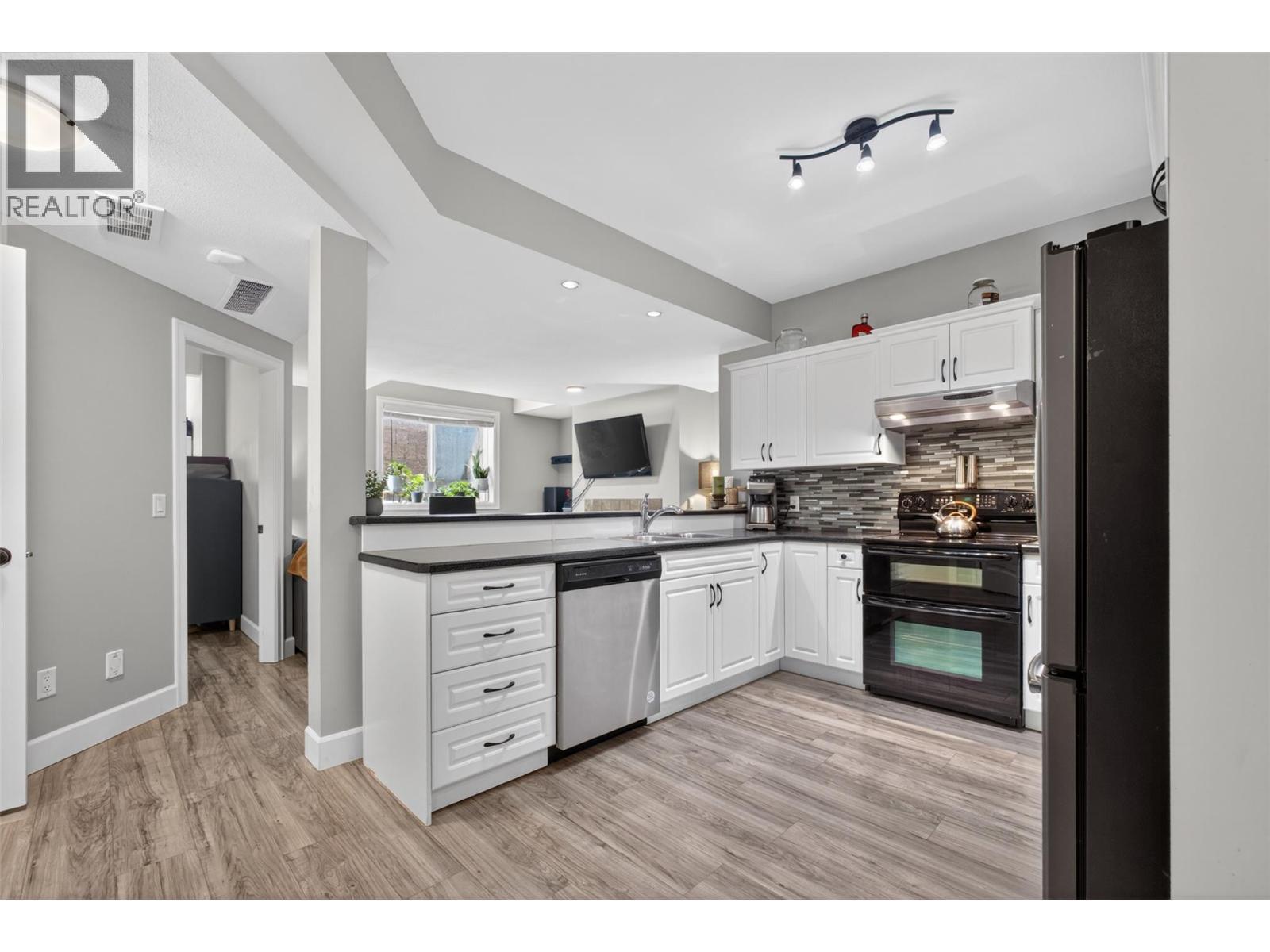 suite kitchen - 4588 Raymer Road, Kelowna, BC - Indoor Photo Showing Kitchen With Upgraded Kitchen