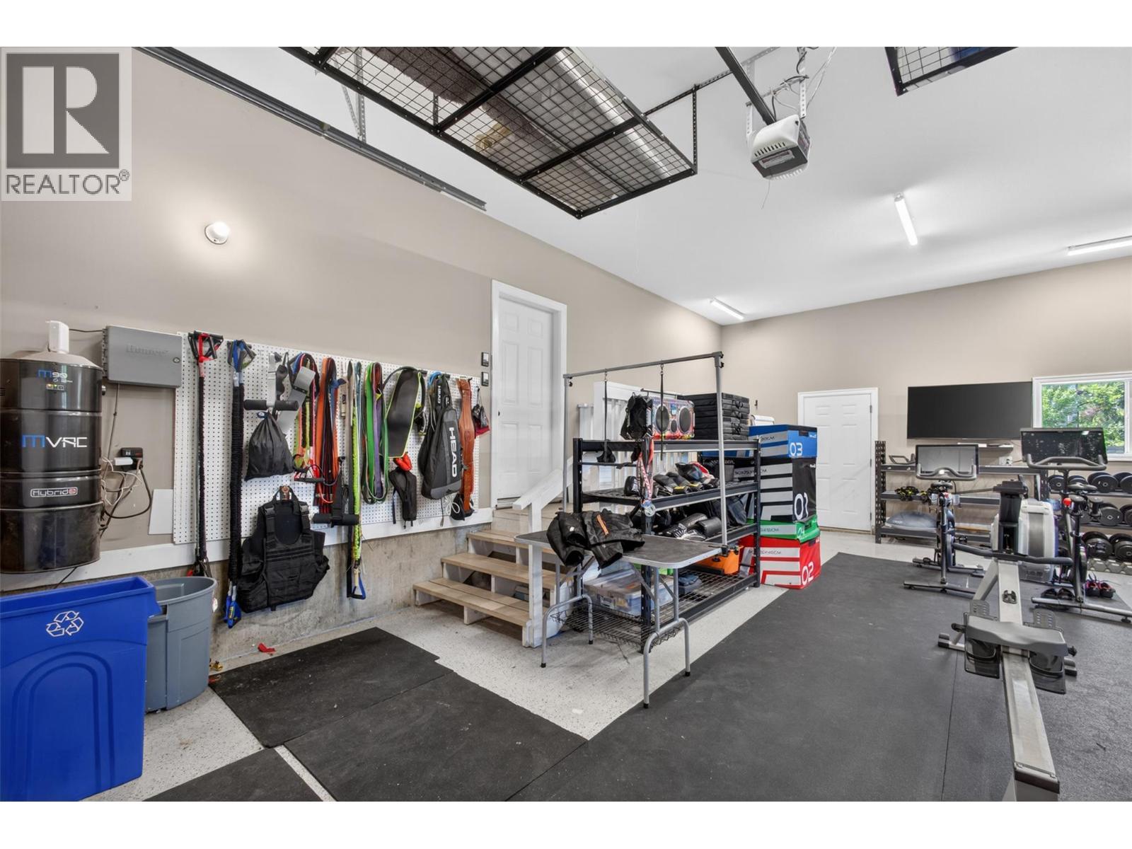 4588 Raymer Road, Kelowna, BC - Indoor