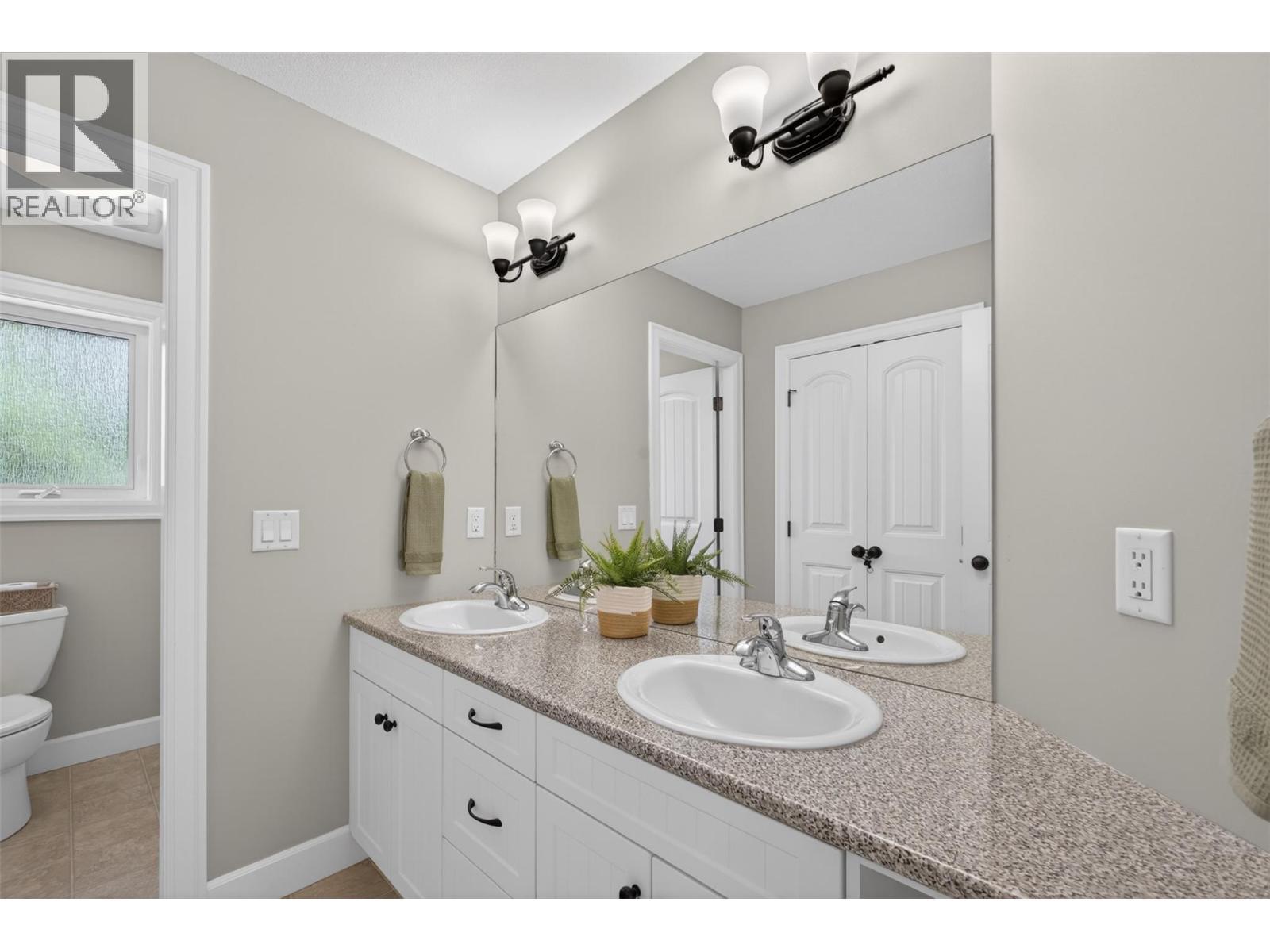 4588 Raymer Road, Kelowna, BC - Indoor Photo Showing Bathroom