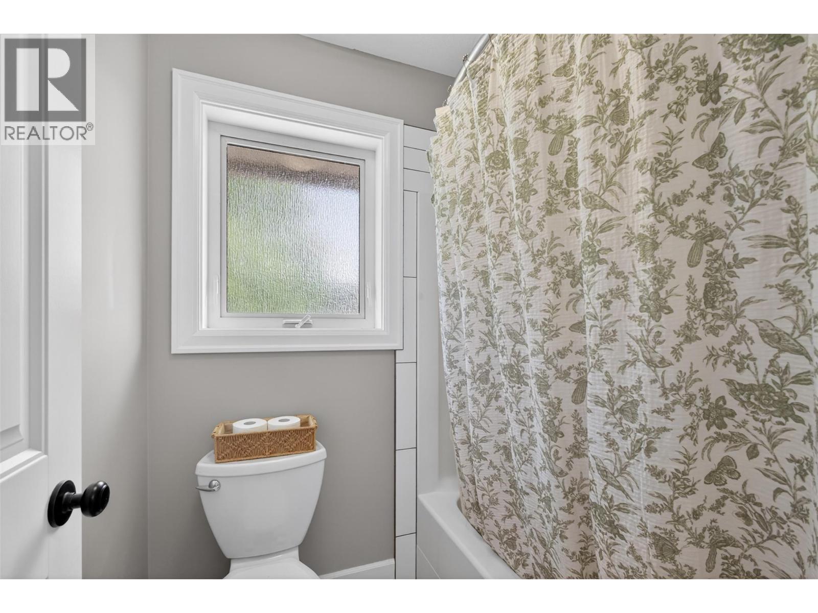 4588 Raymer Road, Kelowna, BC - Indoor Photo Showing Bathroom