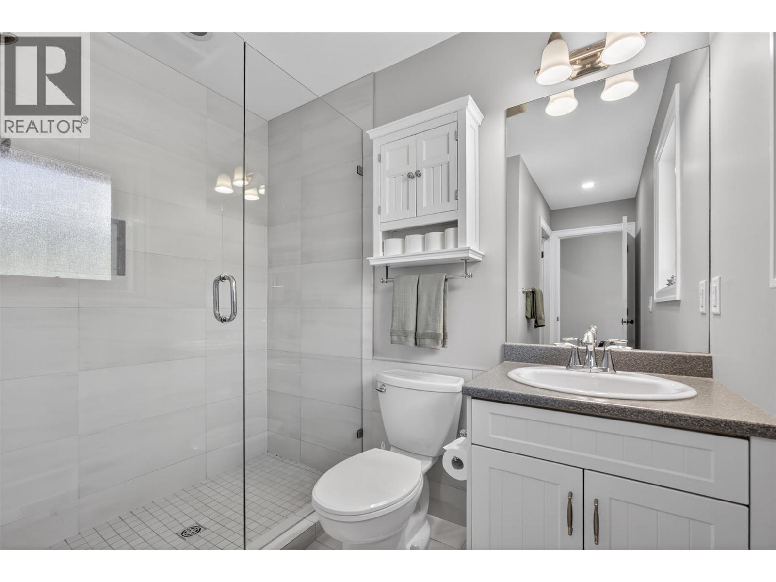 4588 Raymer Road, Kelowna, BC - Indoor Photo Showing Bathroom