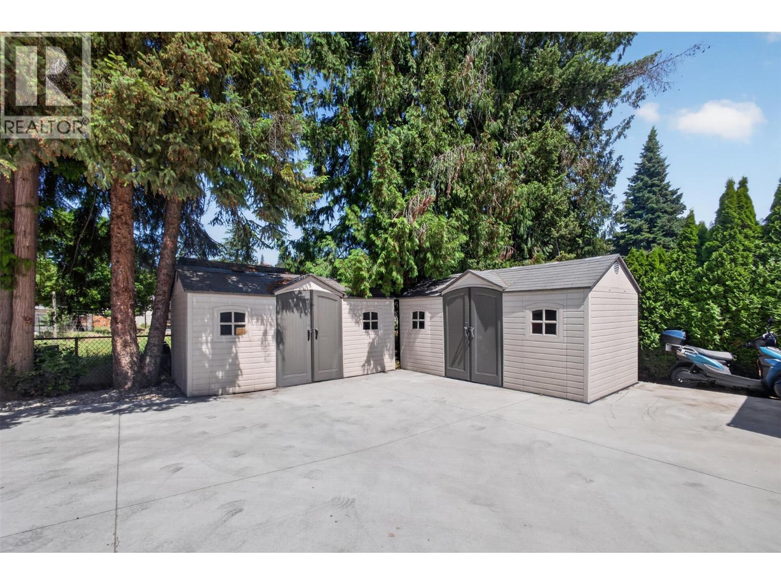 4588 Raymer Road, Kelowna, BC - Outdoor With Exterior