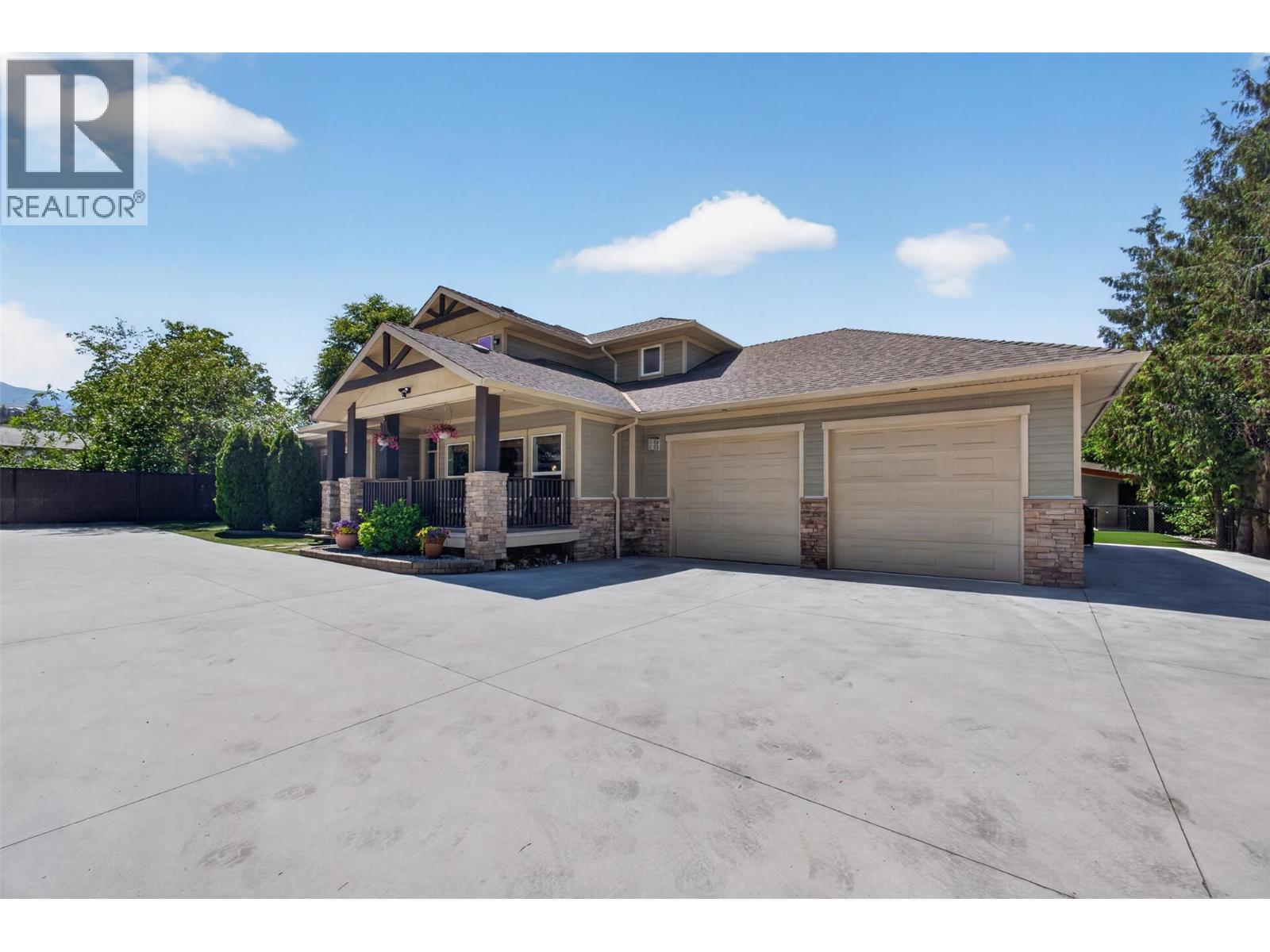 4588 Raymer Road, Kelowna, BC - Outdoor