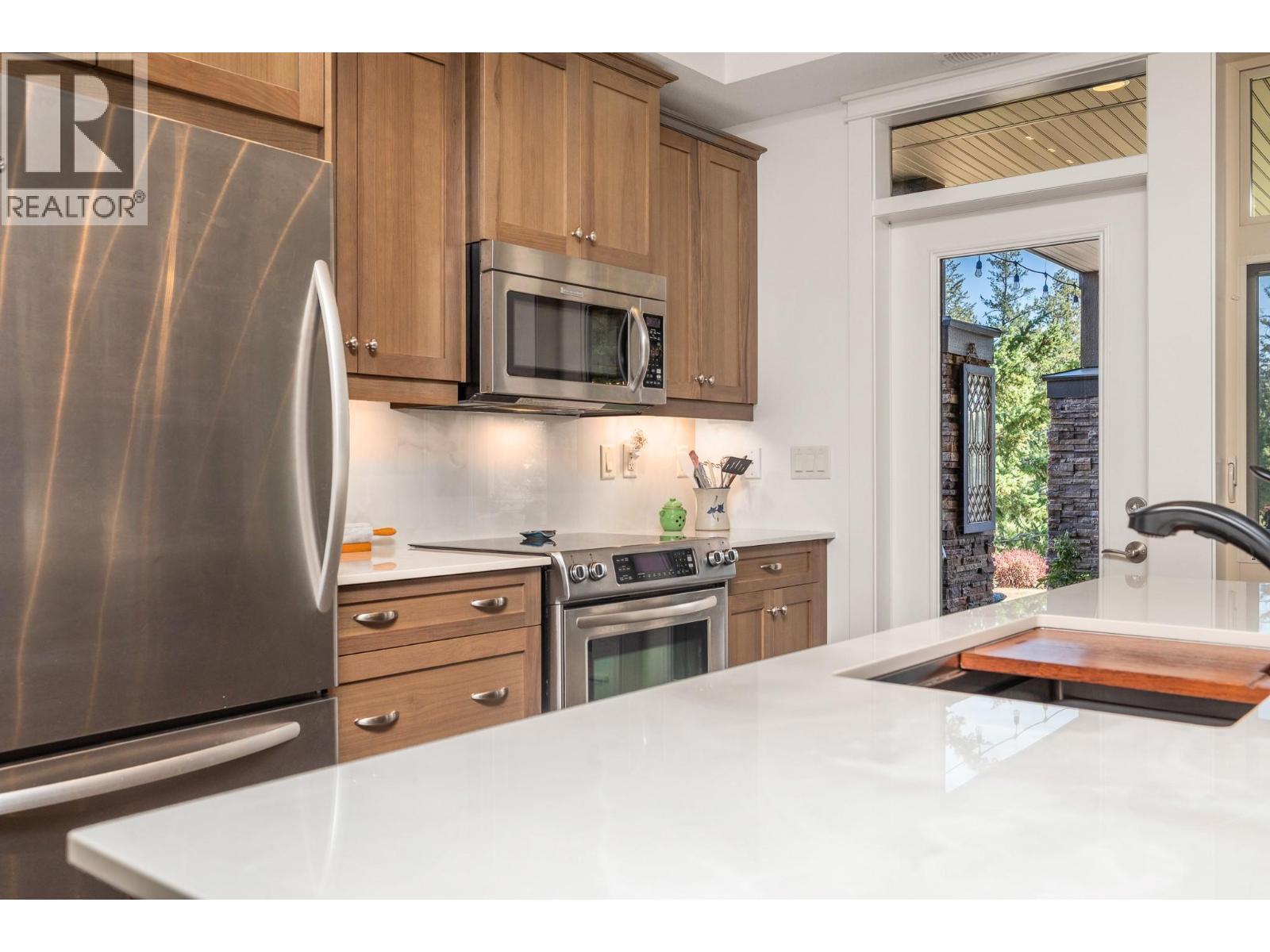333 Longspoon Drive Unit# 19, Vernon, BC - Indoor Photo Showing Kitchen With Upgraded Kitchen