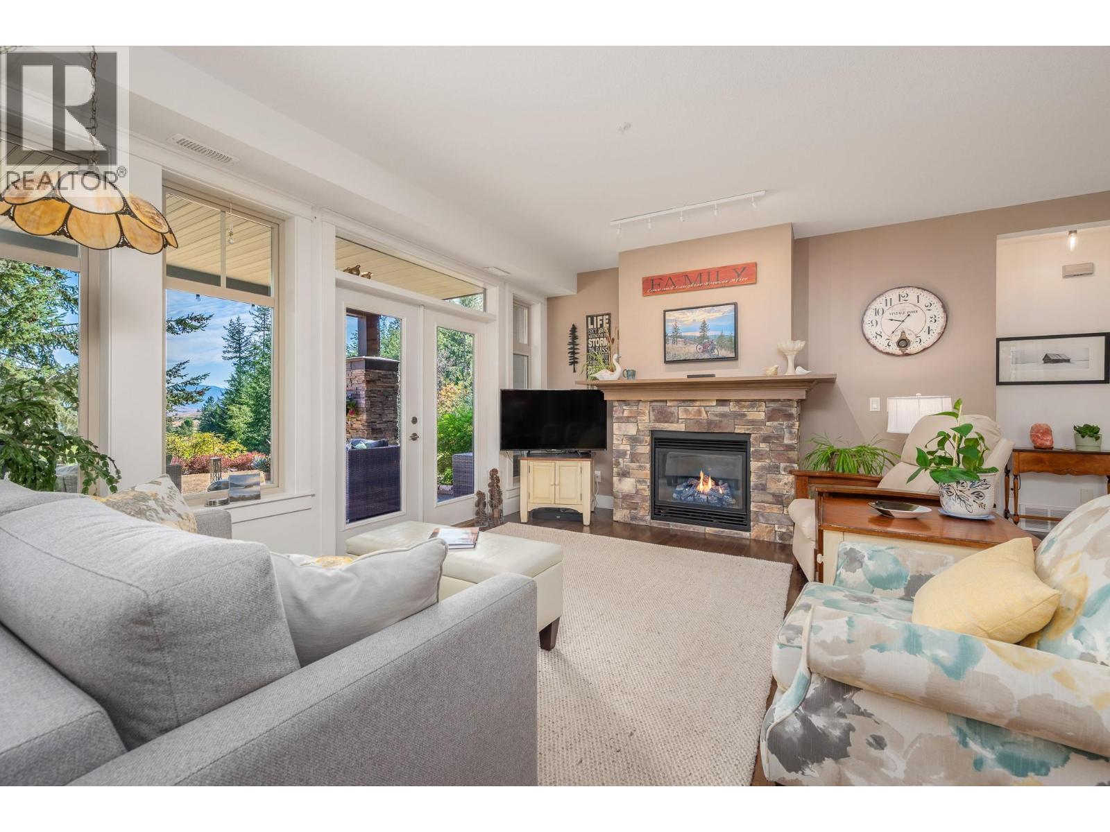 333 Longspoon Drive Unit# 19, Vernon, BC - Indoor Photo Showing Living Room With Fireplace