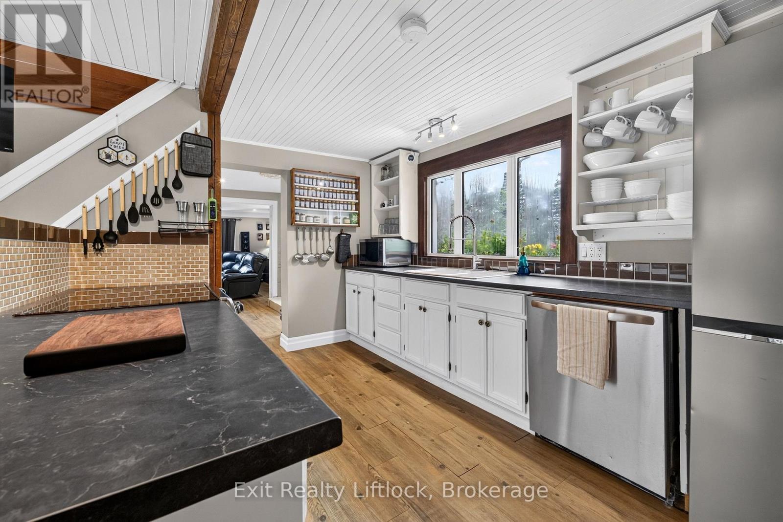 133 Farmers Road, Kawartha Lakes (Manvers), ON - Indoor Photo Showing Kitchen