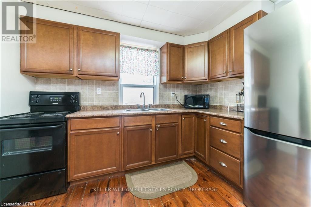 492 Emery Street E, London South (South F), ON - Indoor Photo Showing Kitchen With Double Sink
