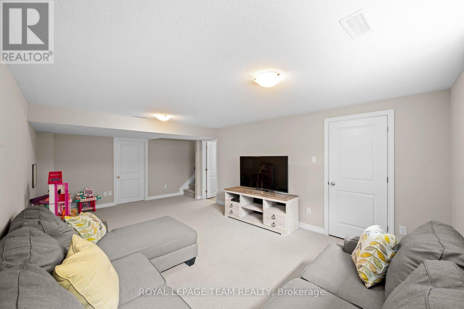661 Jerome Jodoin Drive, Ottawa, ON - Indoor Photo Showing Living Room