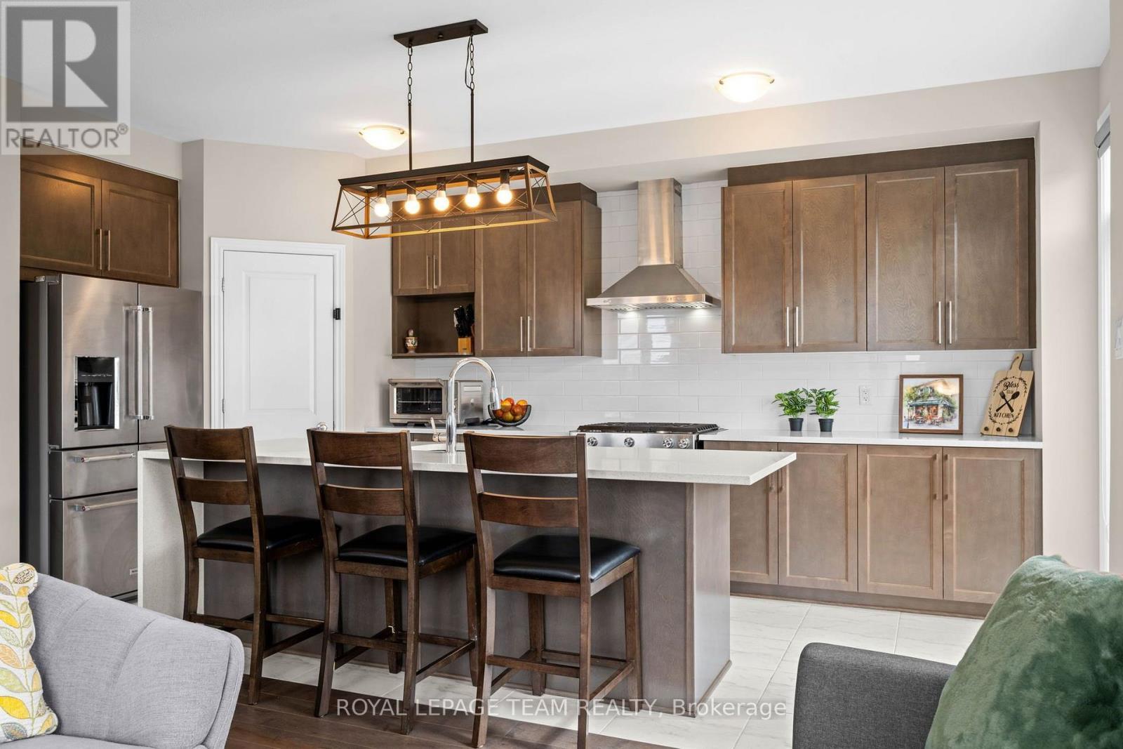 661 Jerome Jodoin Drive, Ottawa, ON - Indoor Photo Showing Kitchen With Upgraded Kitchen