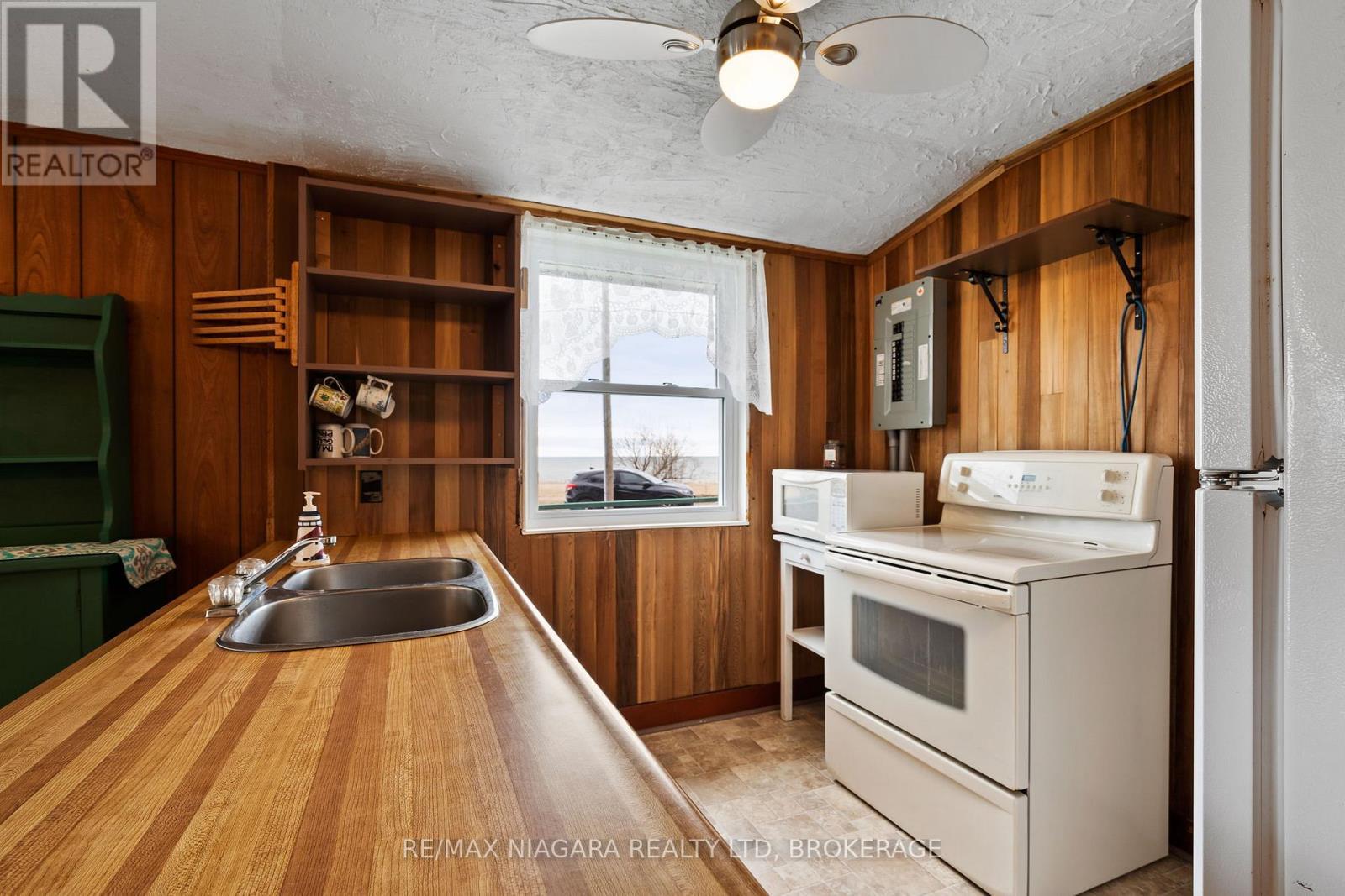 32 Erie Heights Line, Haldimand (Dunnville), ON - Indoor Photo Showing Kitchen With Double Sink