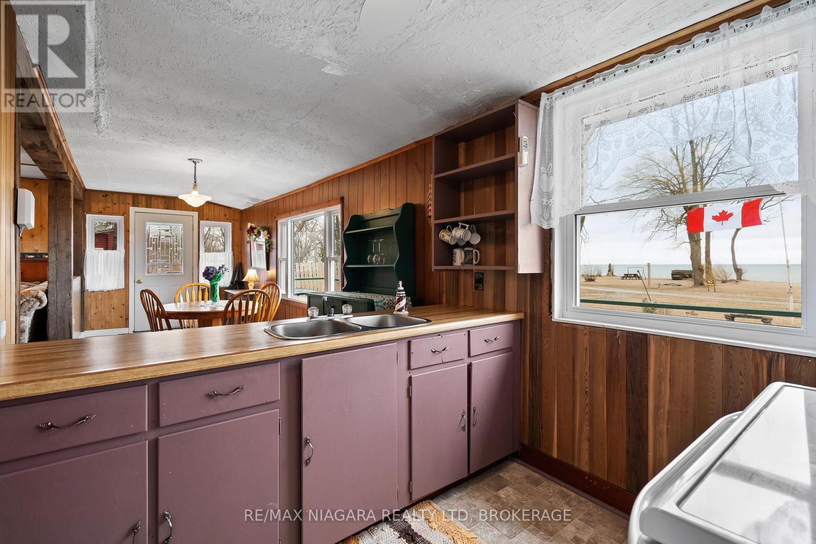 32 Erie Heights Line, Haldimand (Dunnville), ON - Indoor Photo Showing Kitchen With Double Sink