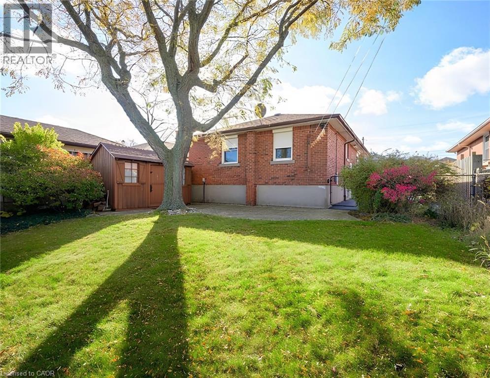 Expansive rear yard featuring mature tree and manicured lawn - 781 Ninth Avenue Unit# Lower, Hamilton, ON - Outdoor
