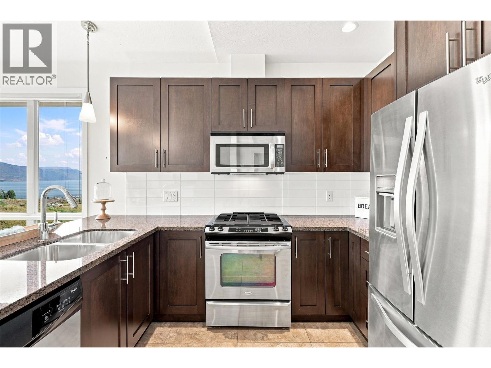 130 Colebrook Road Unit# 88, Kamloops, BC - Indoor Photo Showing Kitchen With Stainless Steel Kitchen With Double Sink With Upgraded Kitchen