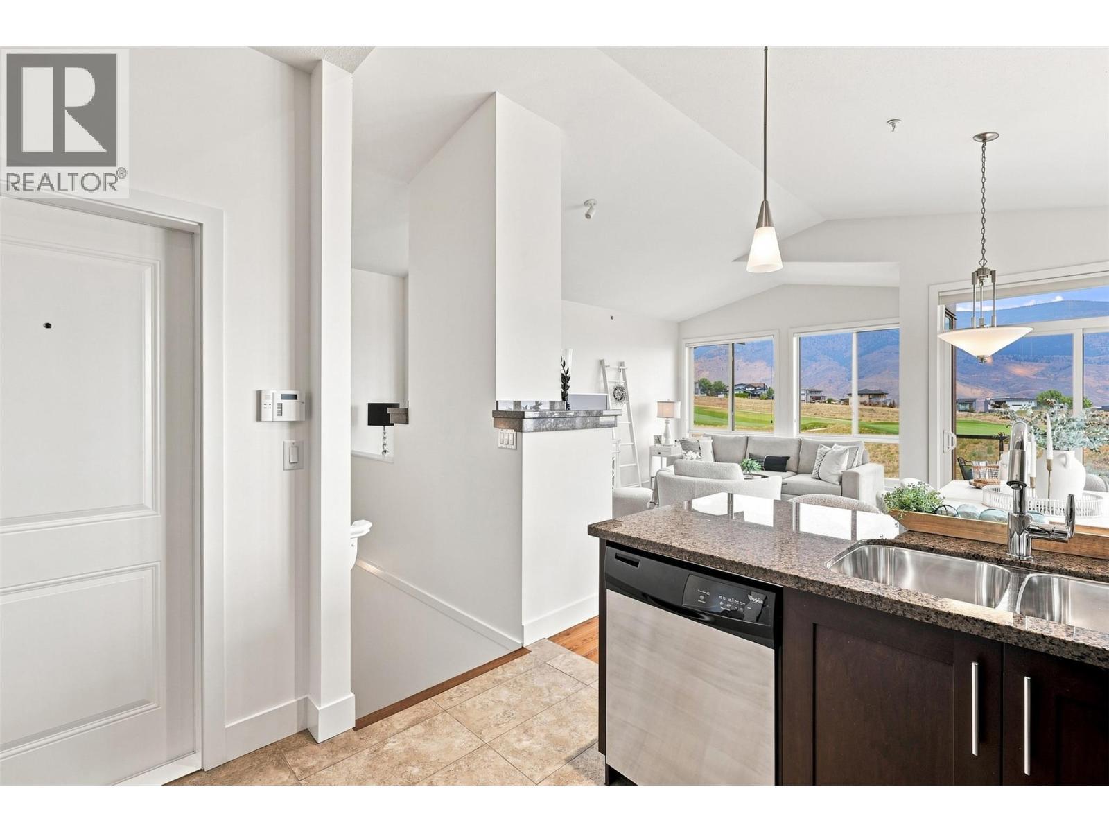 130 Colebrook Road Unit# 88, Kamloops, BC - Indoor Photo Showing Kitchen With Double Sink