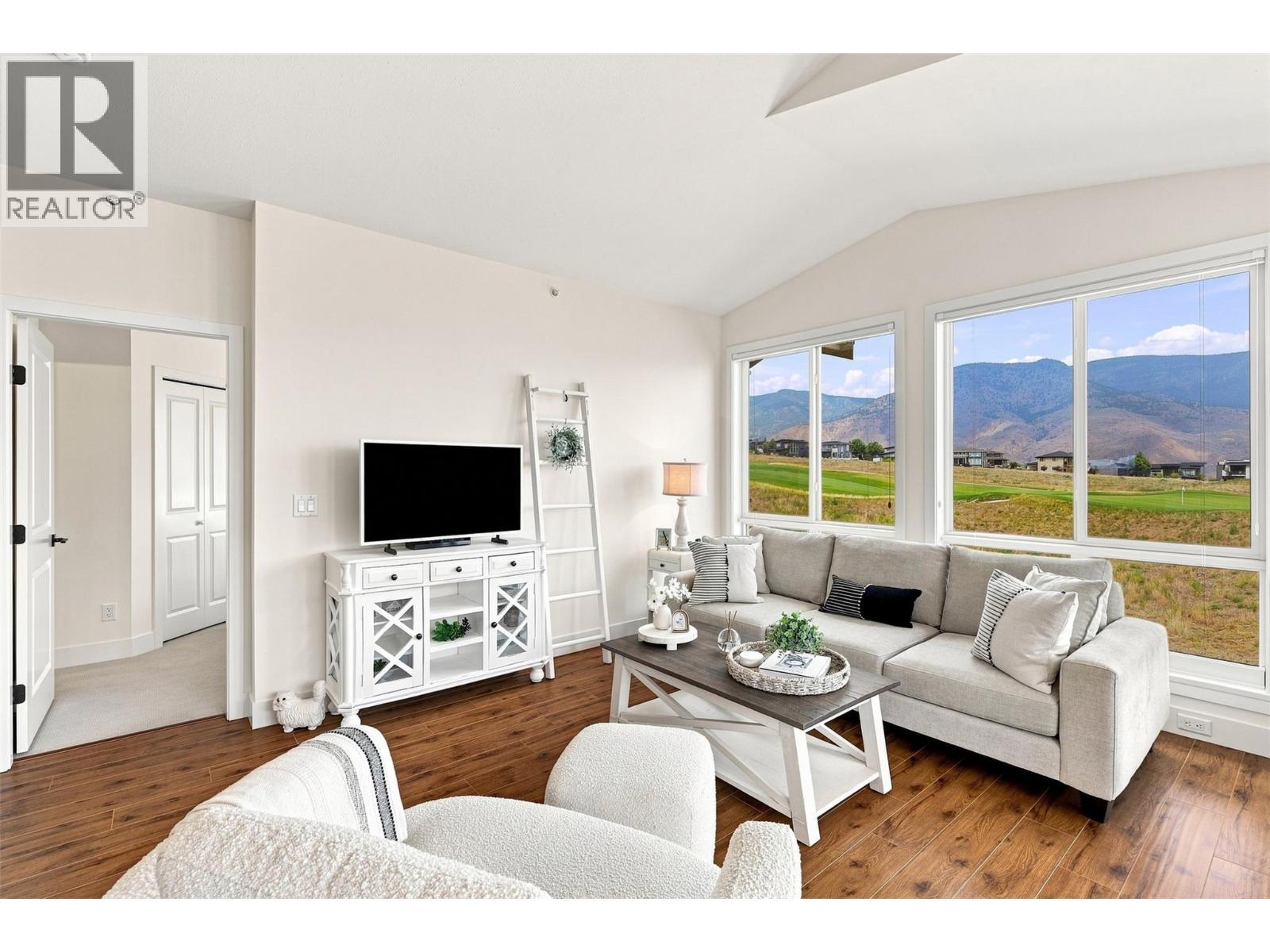 130 Colebrook Road Unit# 88, Kamloops, BC - Indoor Photo Showing Living Room