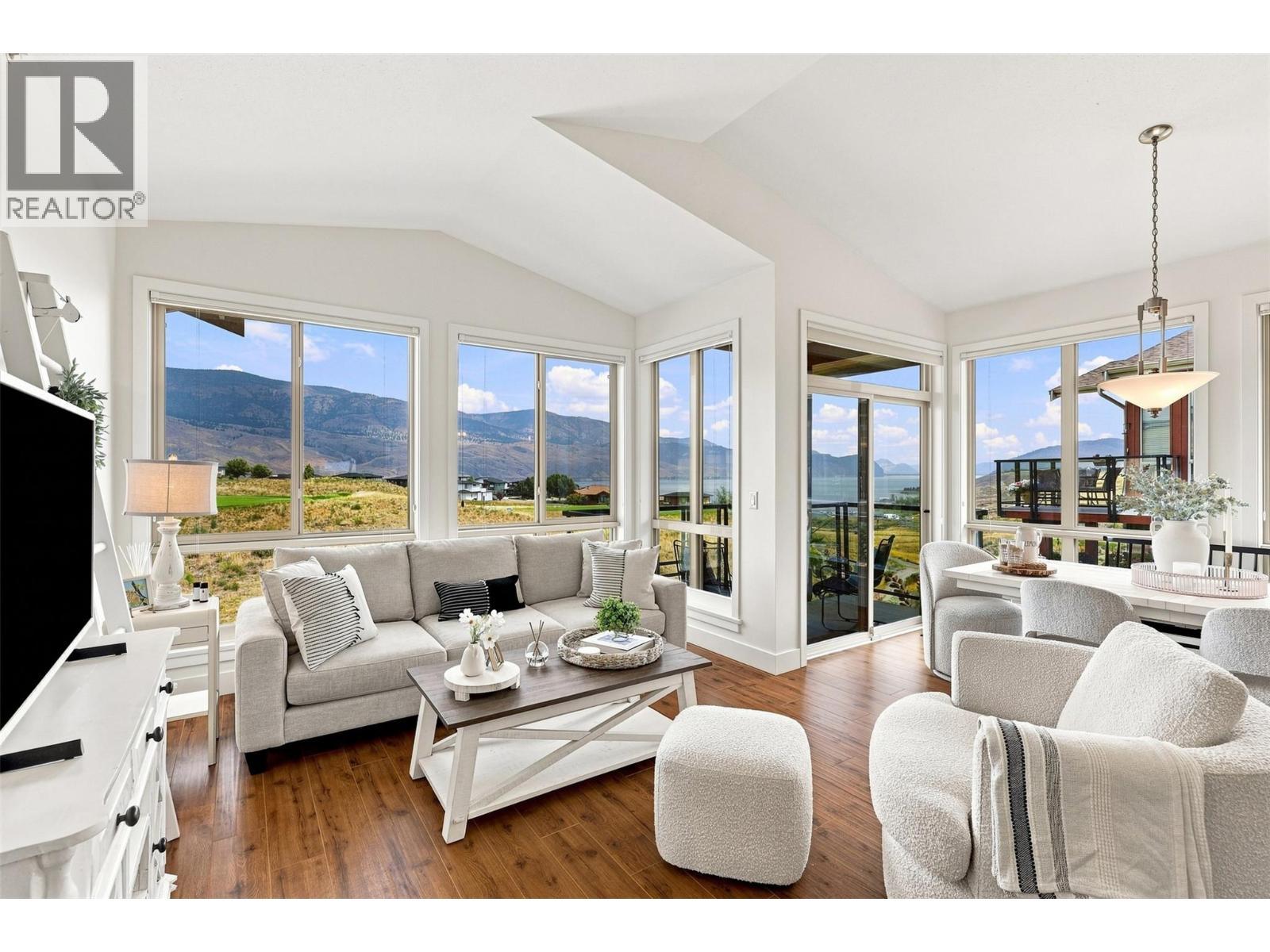 130 Colebrook Road Unit# 88, Kamloops, BC - Indoor Photo Showing Living Room