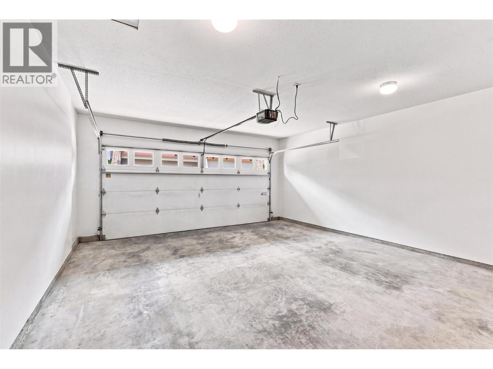 130 Colebrook Road Unit# 88, Kamloops, BC - Indoor Photo Showing Garage