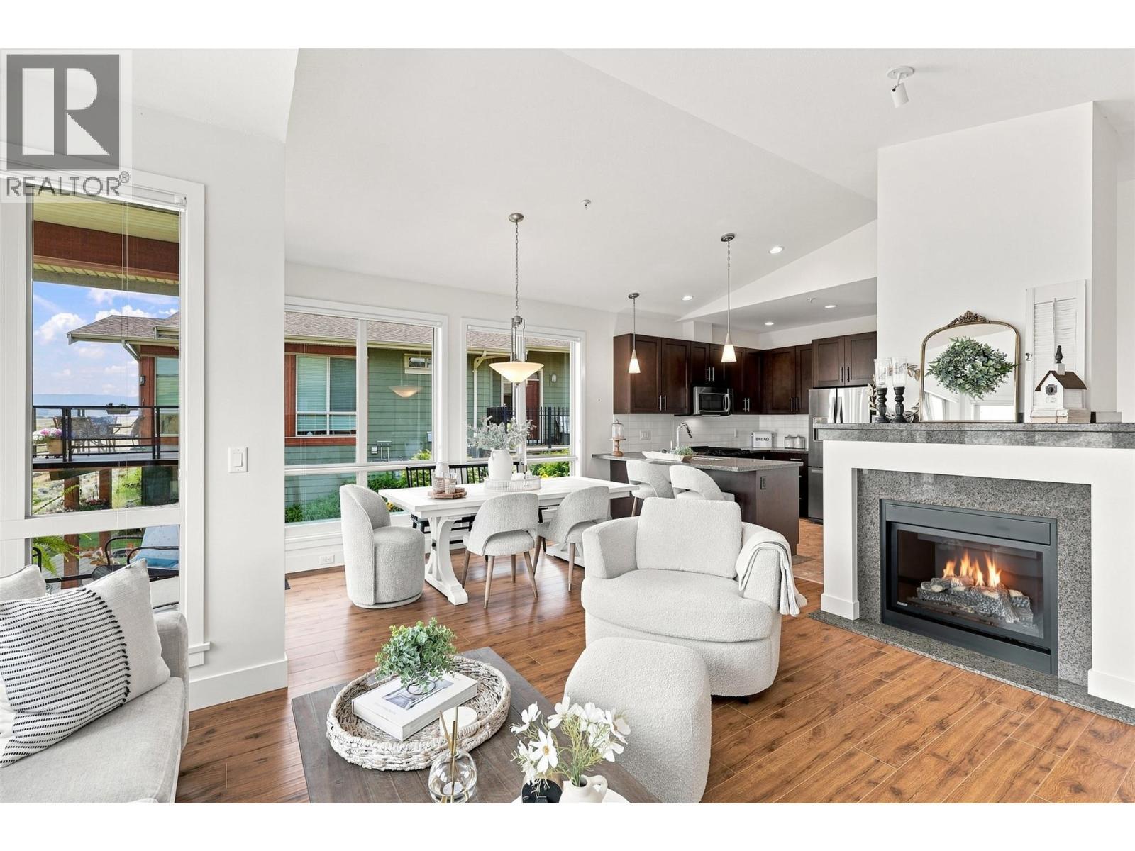 130 Colebrook Road Unit# 88, Kamloops, BC - Indoor Photo Showing Living Room With Fireplace
