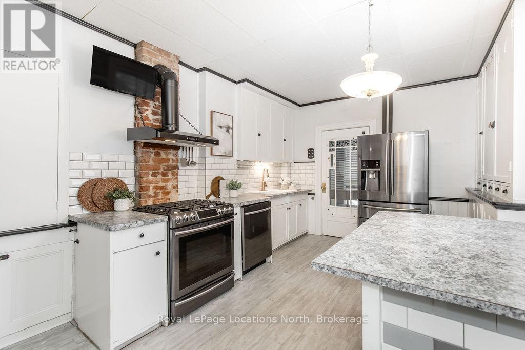 29 Tecumseth Street, Orillia, ON - Indoor Photo Showing Kitchen With Upgraded Kitchen