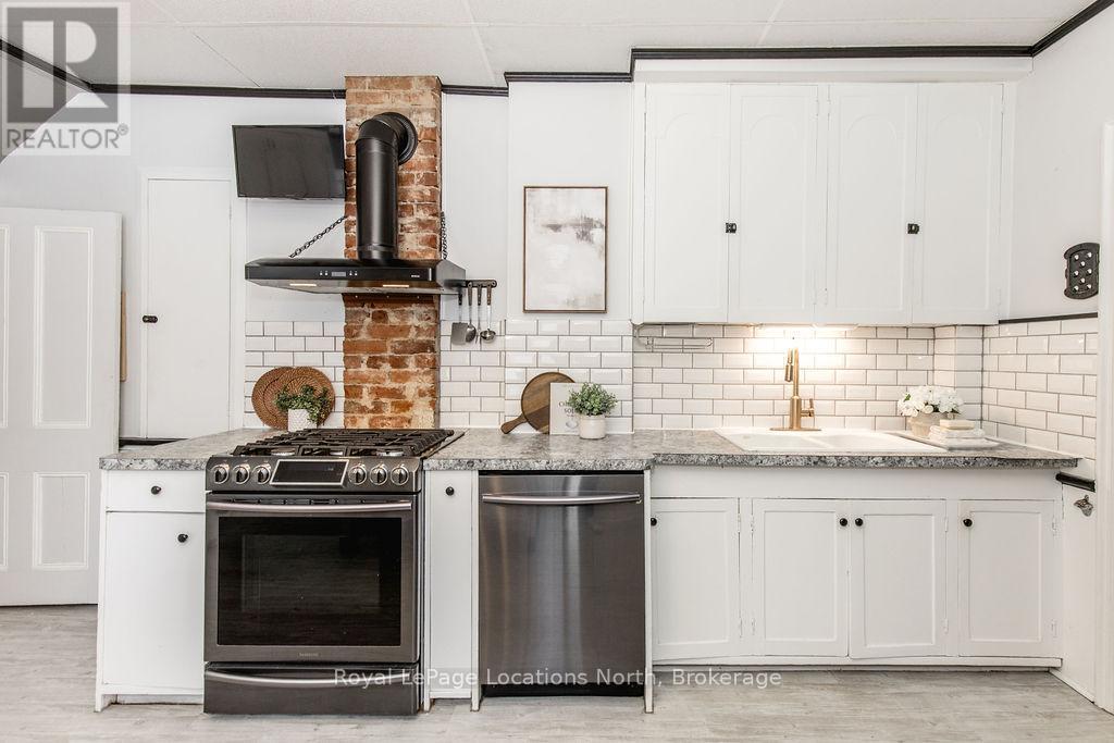 29 Tecumseth Street, Orillia, ON - Indoor Photo Showing Kitchen With Upgraded Kitchen