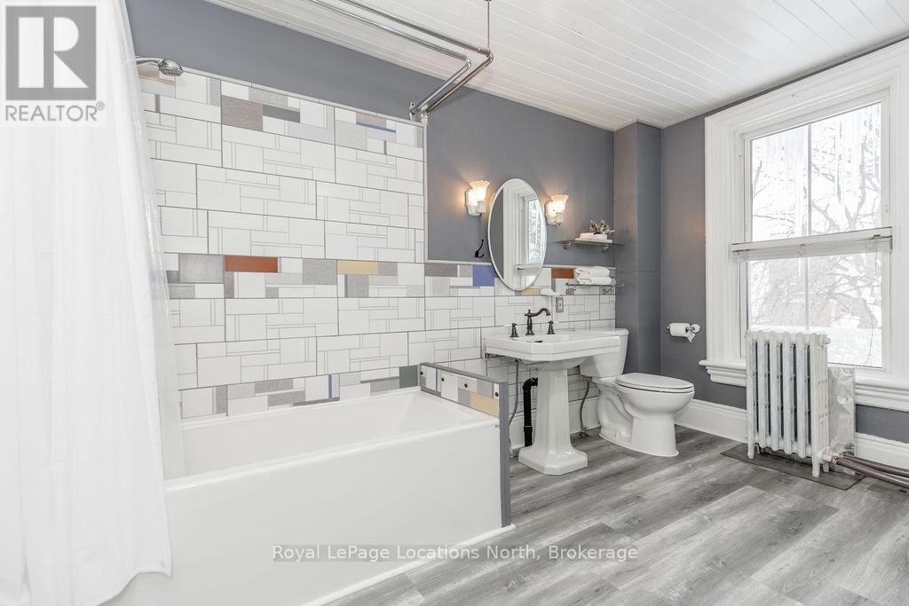 29 Tecumseth Street, Orillia, ON - Indoor Photo Showing Bathroom