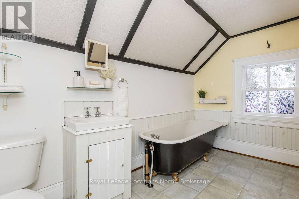 29 Tecumseth Street, Orillia, ON - Indoor Photo Showing Bathroom