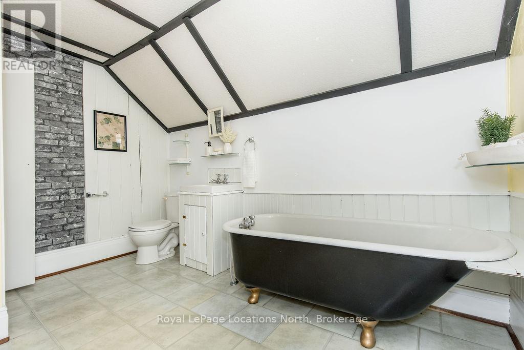 29 Tecumseth Street, Orillia, ON - Indoor Photo Showing Bathroom