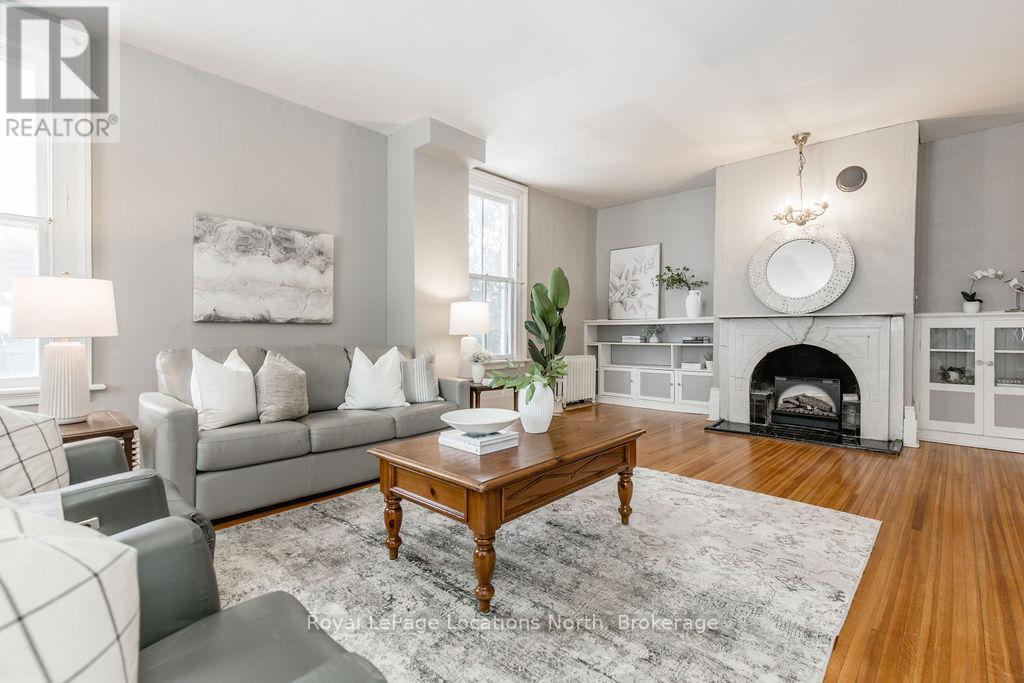29 Tecumseth Street, Orillia, ON - Indoor Photo Showing Living Room With Fireplace