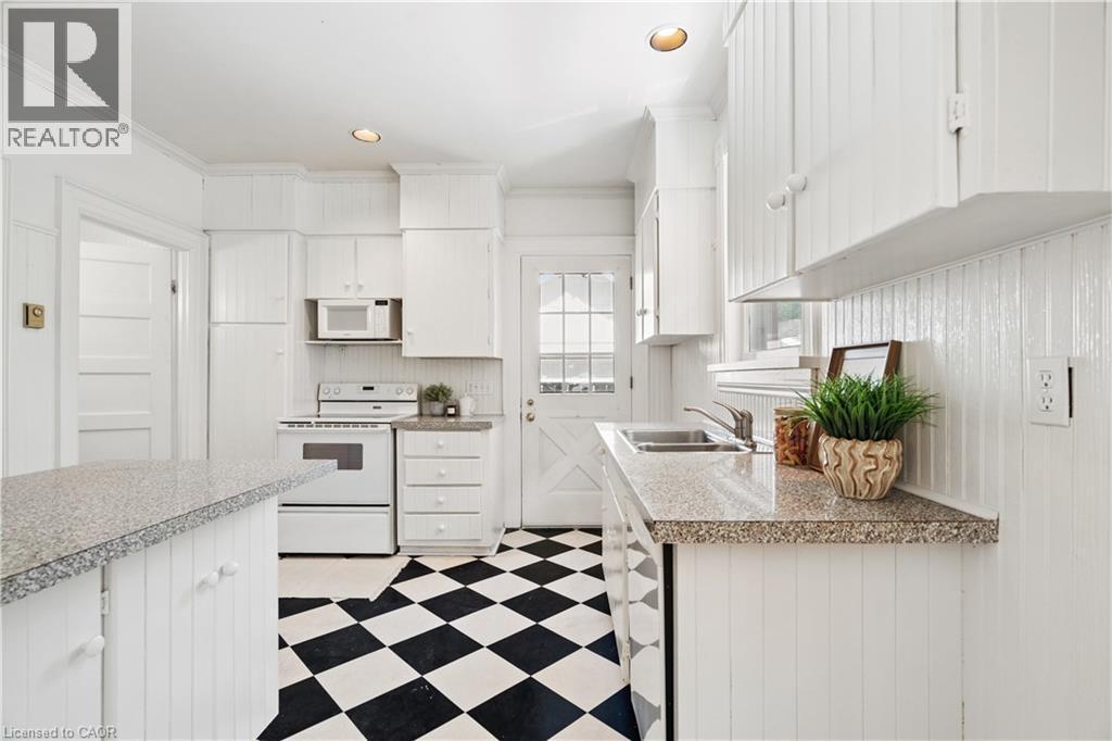 25 W Suffolk Street W, Guelph, ON - Indoor Photo Showing Kitchen With Double Sink