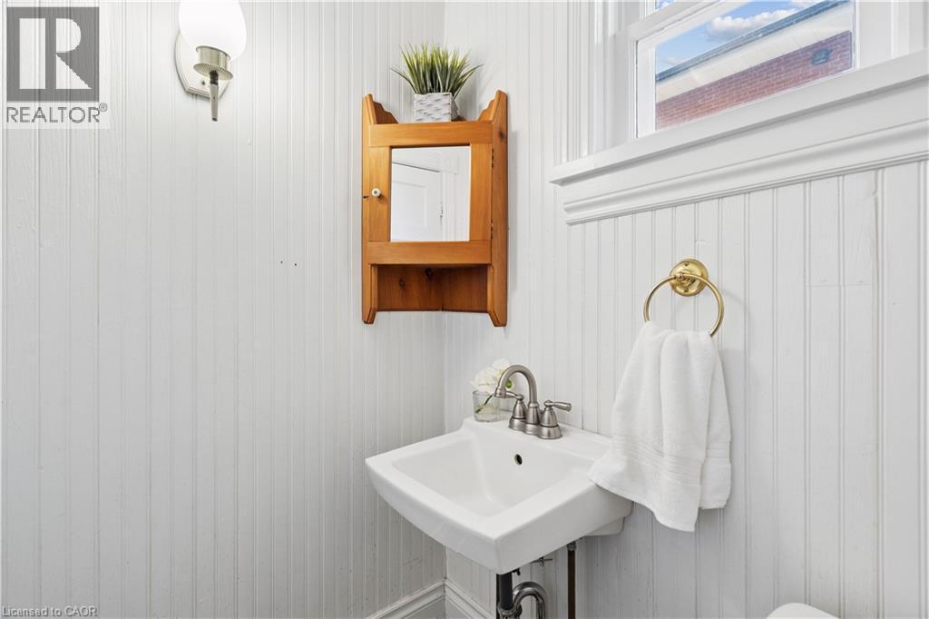25 W Suffolk Street W, Guelph, ON - Indoor Photo Showing Bathroom