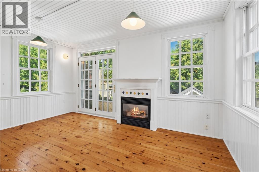 25 W Suffolk Street W, Guelph, ON - Indoor With Fireplace