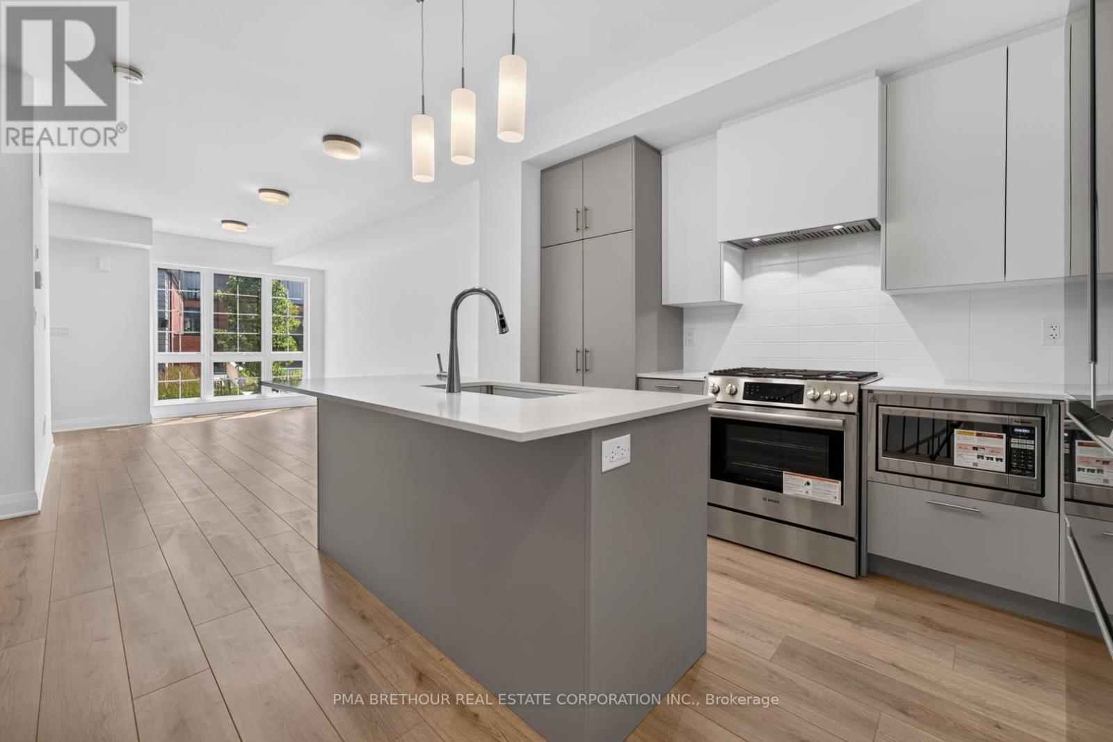 52 Burleigh Mews, Vaughan, ON - Indoor Photo Showing Kitchen With Upgraded Kitchen